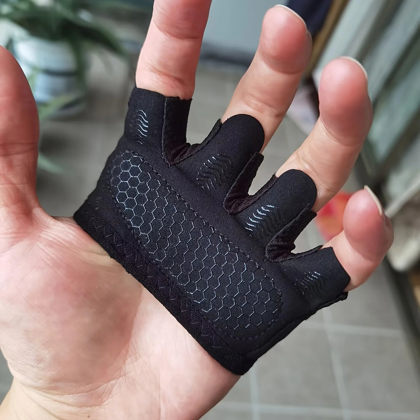 Unisex Lightweight 4-Finger Fitness Gloves